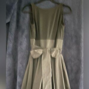 Elegant Sleeveless Dress with Bow